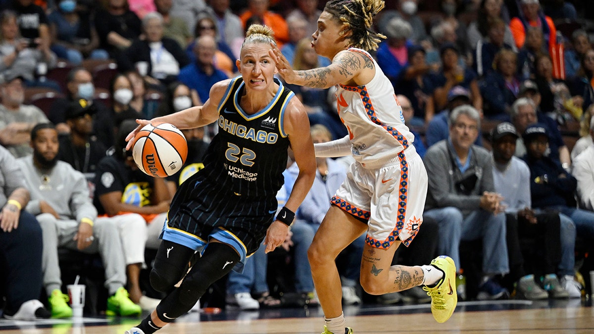 Courtney Vandersloot drives