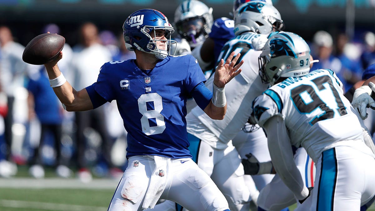 Daniel Jones melempar vs Panthers