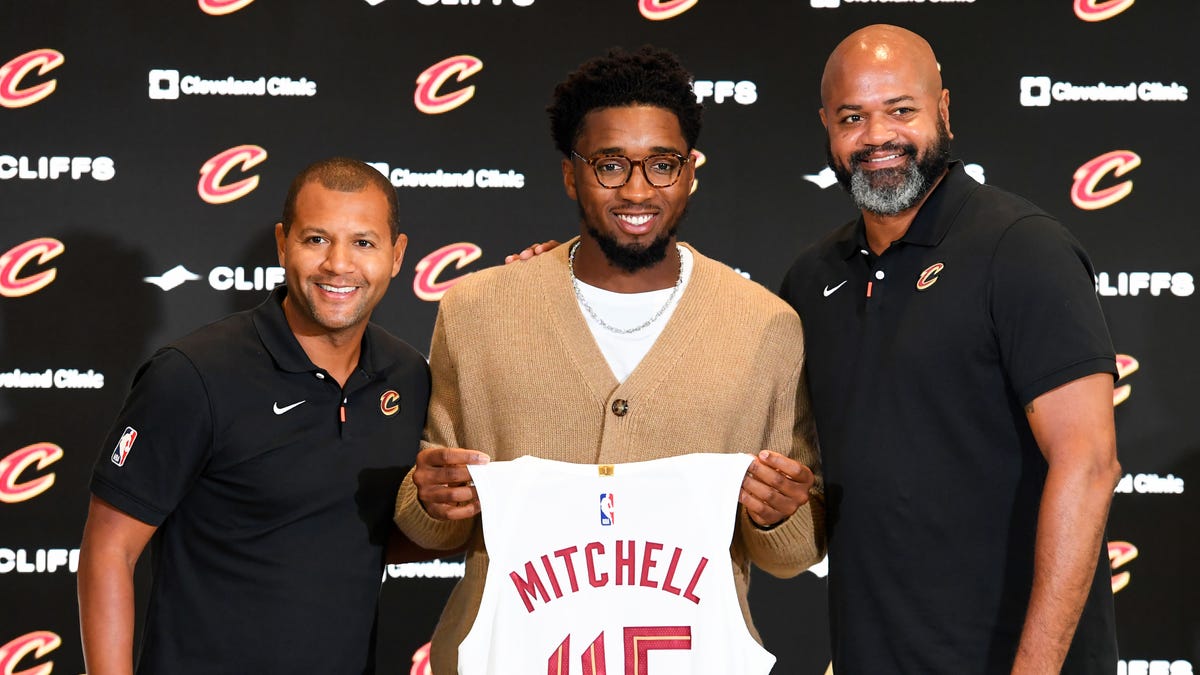 Donovan Mitchell poses with jersey