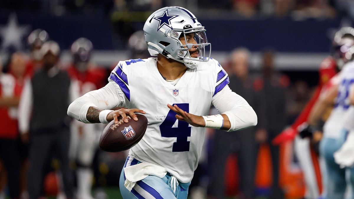 Dak Prescott throws the ball