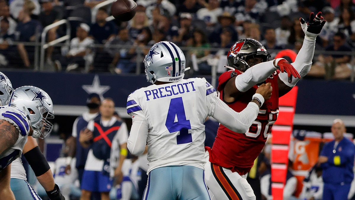 Dak Prescott injures his thumb