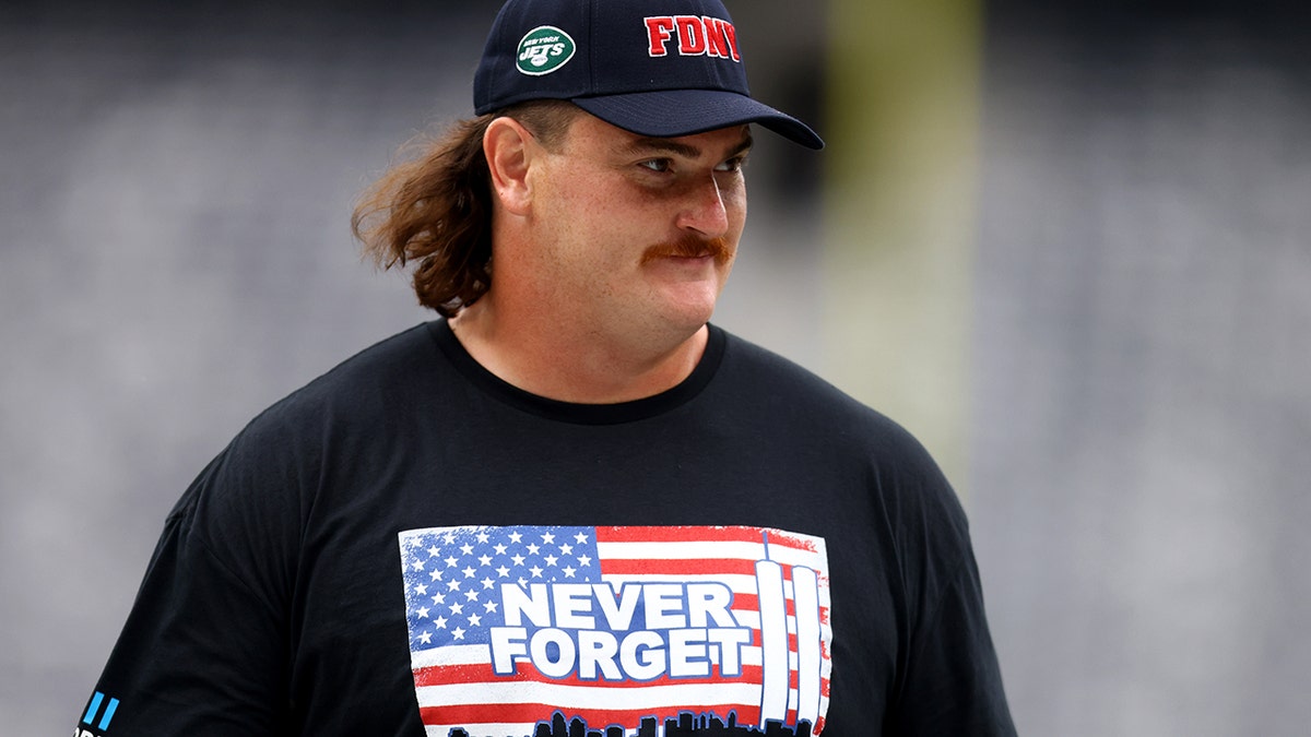 Dan Feeney before the Jets game