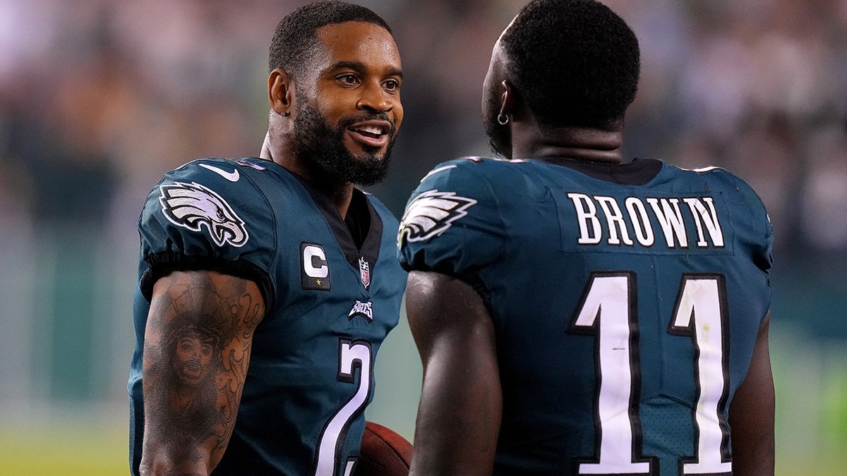 Philadelphia Eagles cornerback Darius Slay brings his teammates together