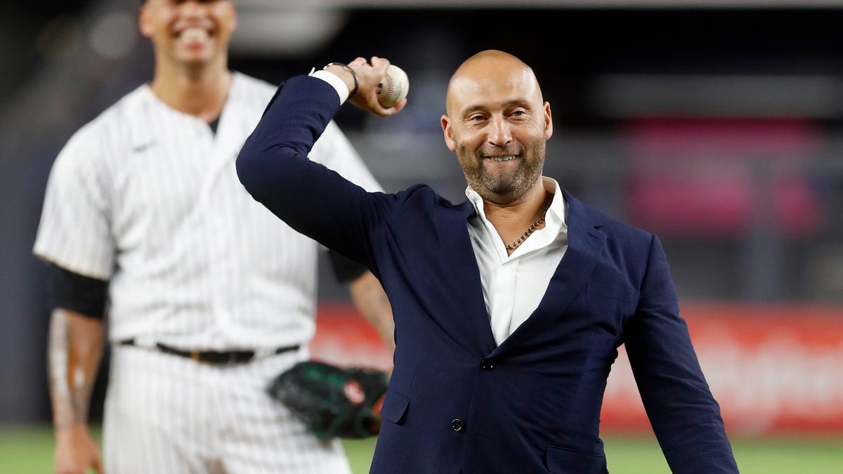 Derek Jeter showered with cheers during Yankees' Hall of Fame tribute: 'It  feels good to be back