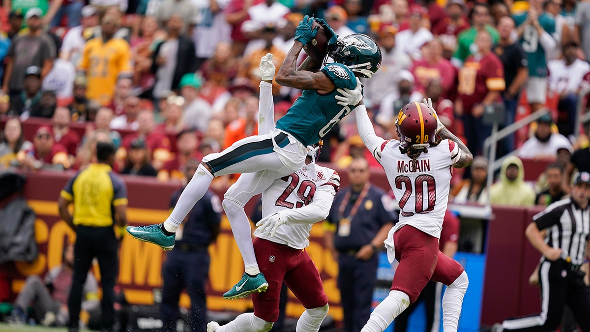 What a Catch! Devonta Smith shines for Eagles with career day – Trentonian