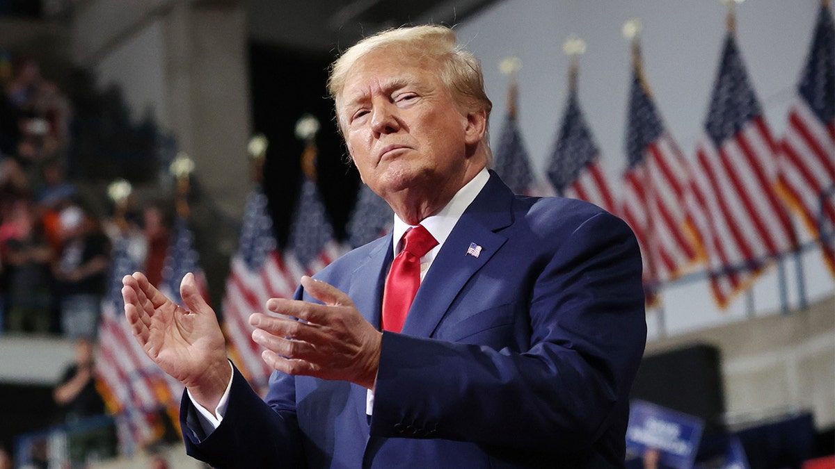 Ex-presidente Trump aplaudindo em comício de setembro de 2022