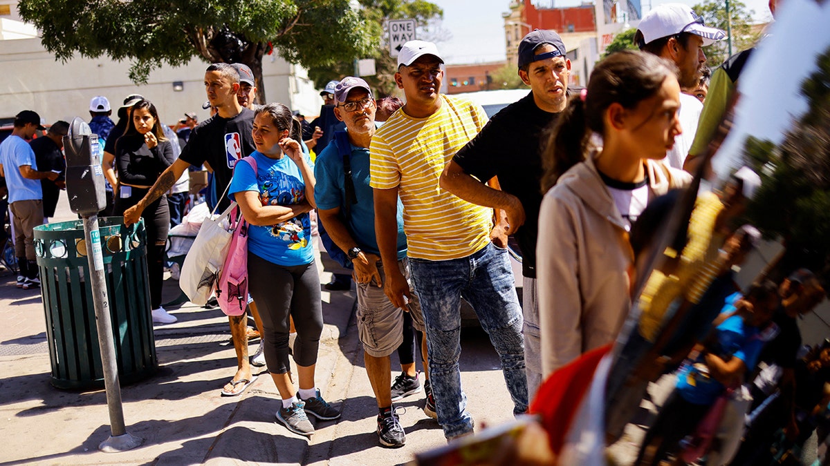 migrants waiting in El Paso, Texas