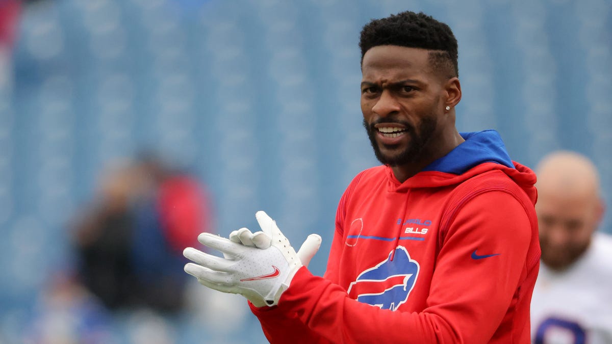 Emmanuel Sanders in warmups