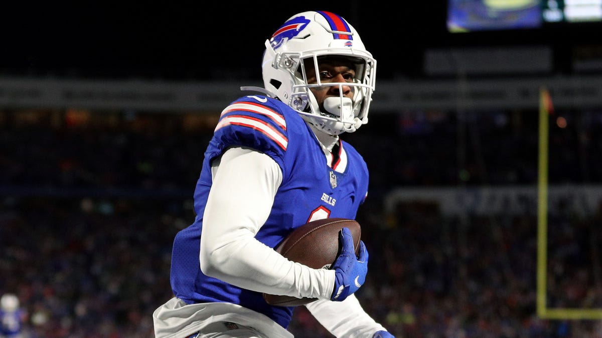 Emmanuel Sanders runs