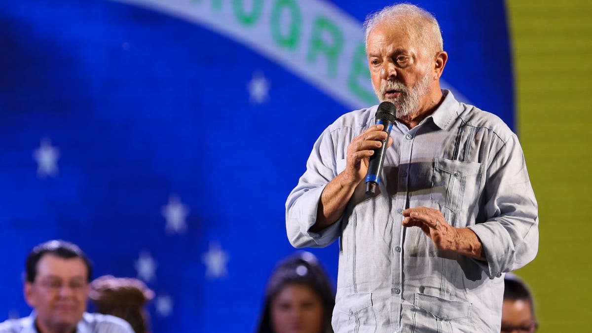 Brazilian presidential candidate Luiz Inacio Lula da Silva speaks to crowd wearing blue shirt