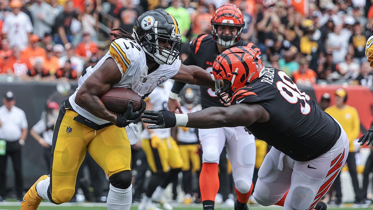 Pittsburgh Steelers' Najee Harris warms up before an NFL football game  against the Green Bay Packers Sunday, Oct. 3, 2021, in Green Bay, Wis. (AP  Photo/Matt Ludtke Stock Photo - Alamy