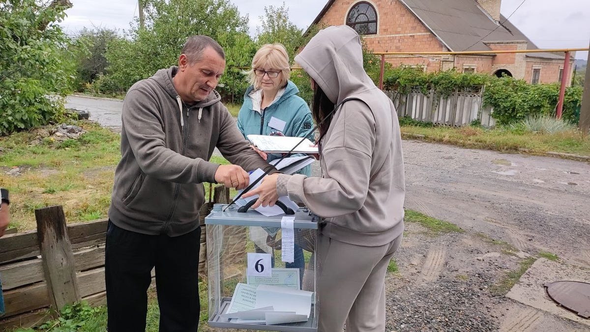 People vote on Russia referendum