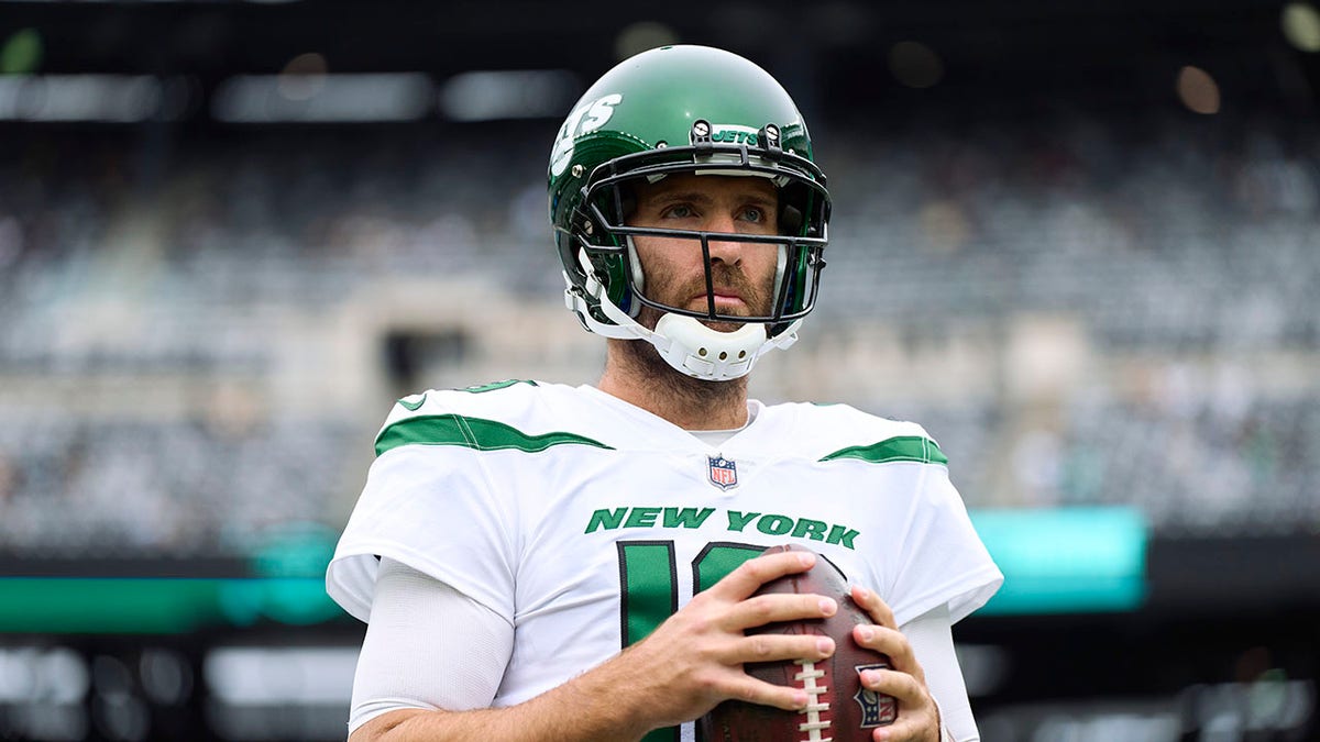 Joe Flacco warms up