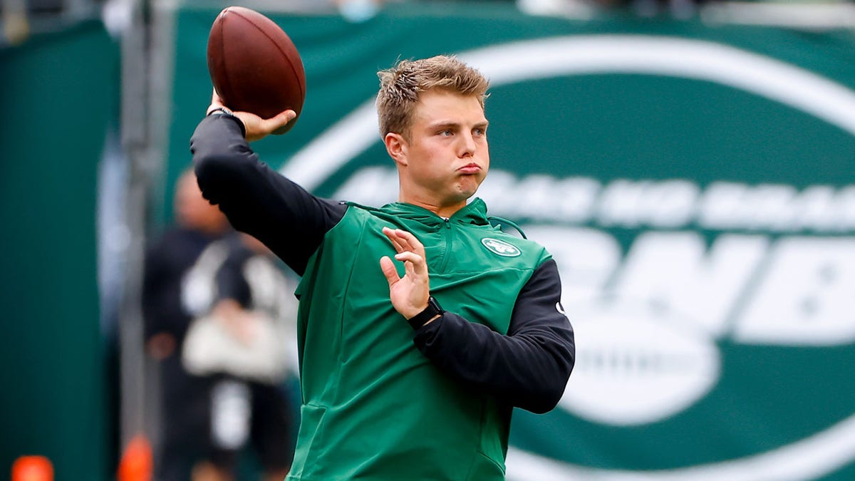 Zach Wilson warms up before the Bengals game