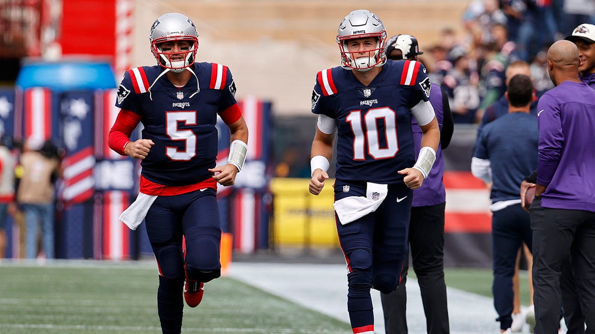 Brian Hoyer and Mac Jones warm up