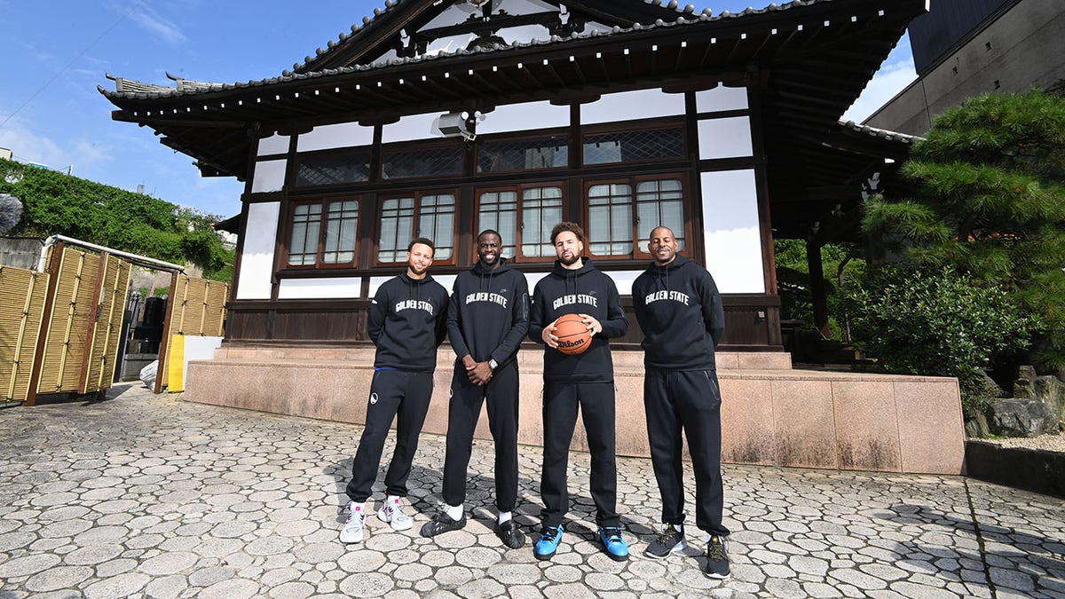 The Warriors take a picture in Japan