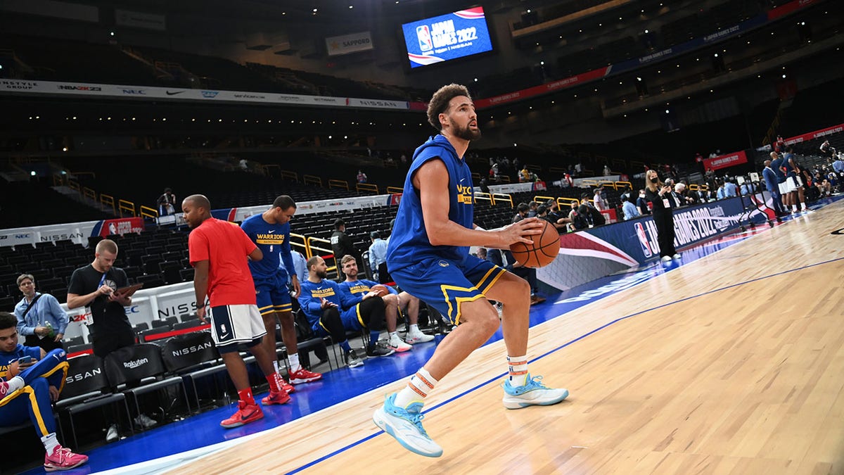 Klay Thompson warms up in Japan