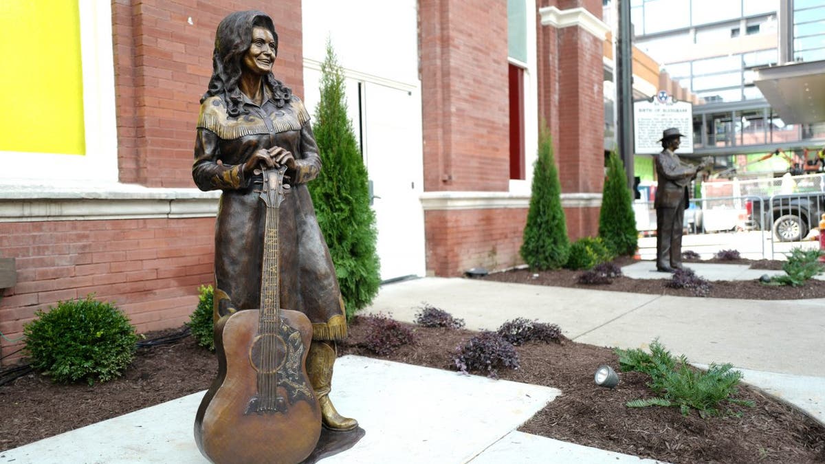 Loretta Lynn statue Ryman Auditorium