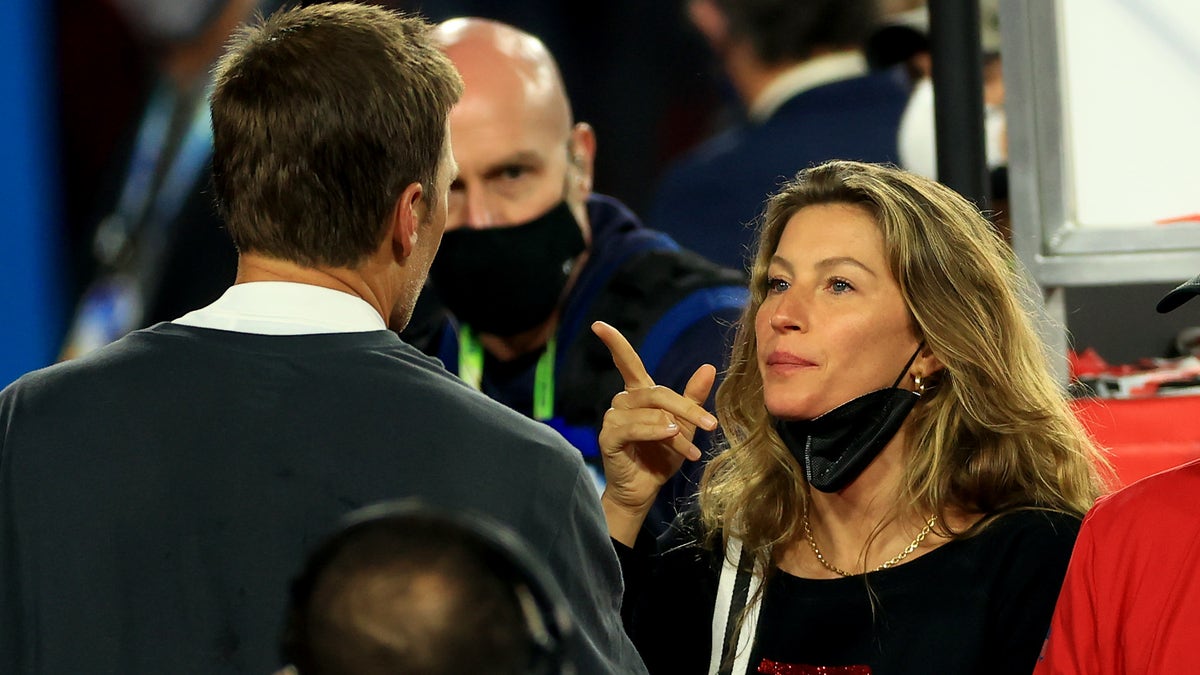 Gisele pointing at Tom Brady