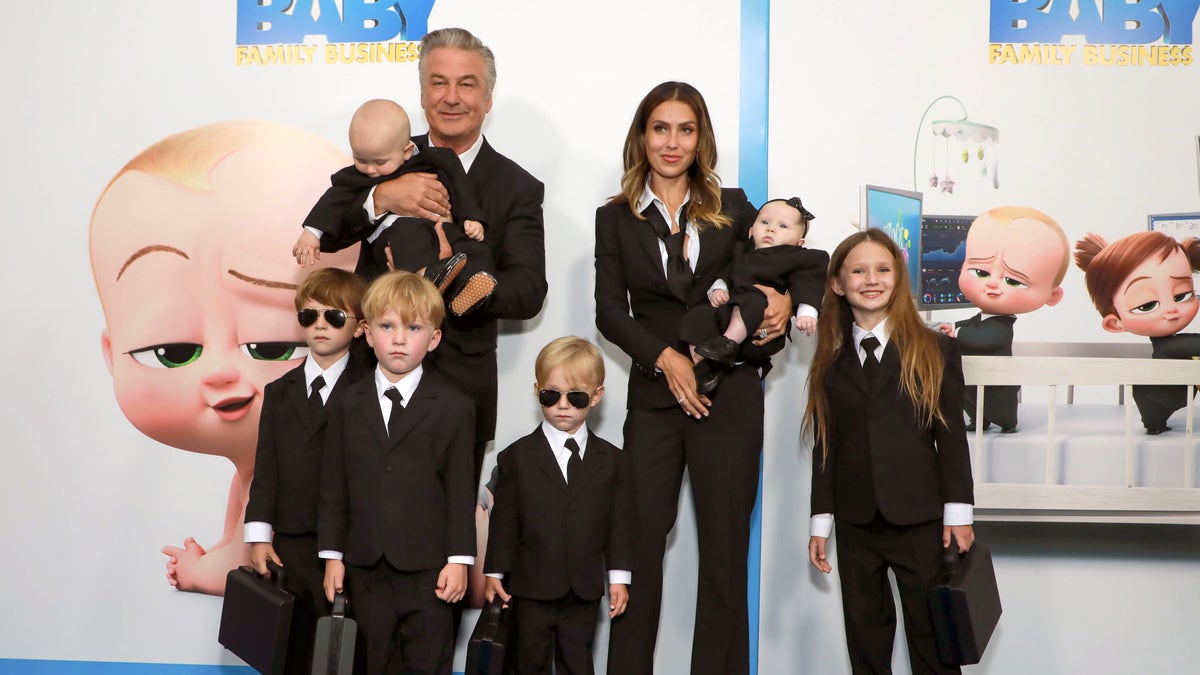 Alec Baldwin y su familia en el estreno de "Bebé jefe"