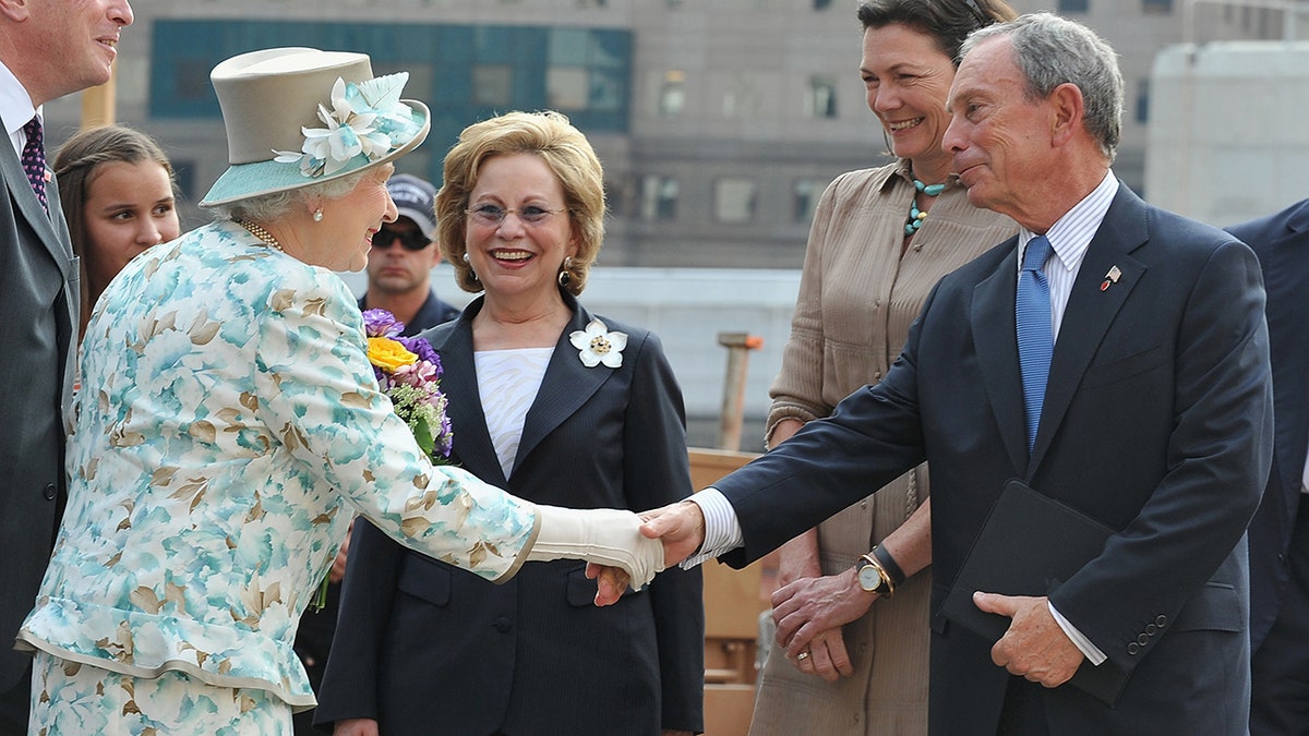 Queen Elizabeth shakes hands with NYC Mayor Bloomberg at Ground Zero