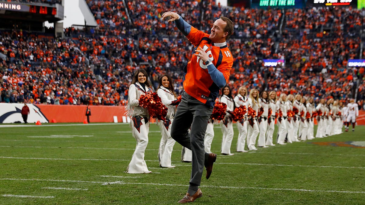 Peyton Manning's son makes sure dad stays hydrated while coaching