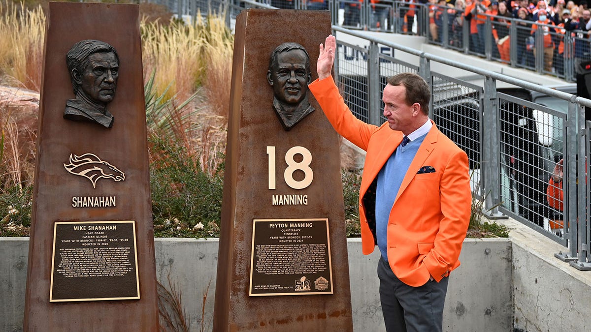 Peyton Manning waves to the crowd during his Ring of Fame ceremony