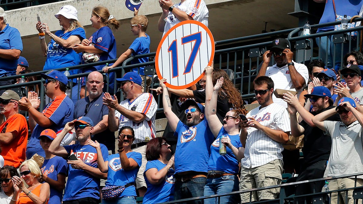 Fans cheer for Keith Hernandez 