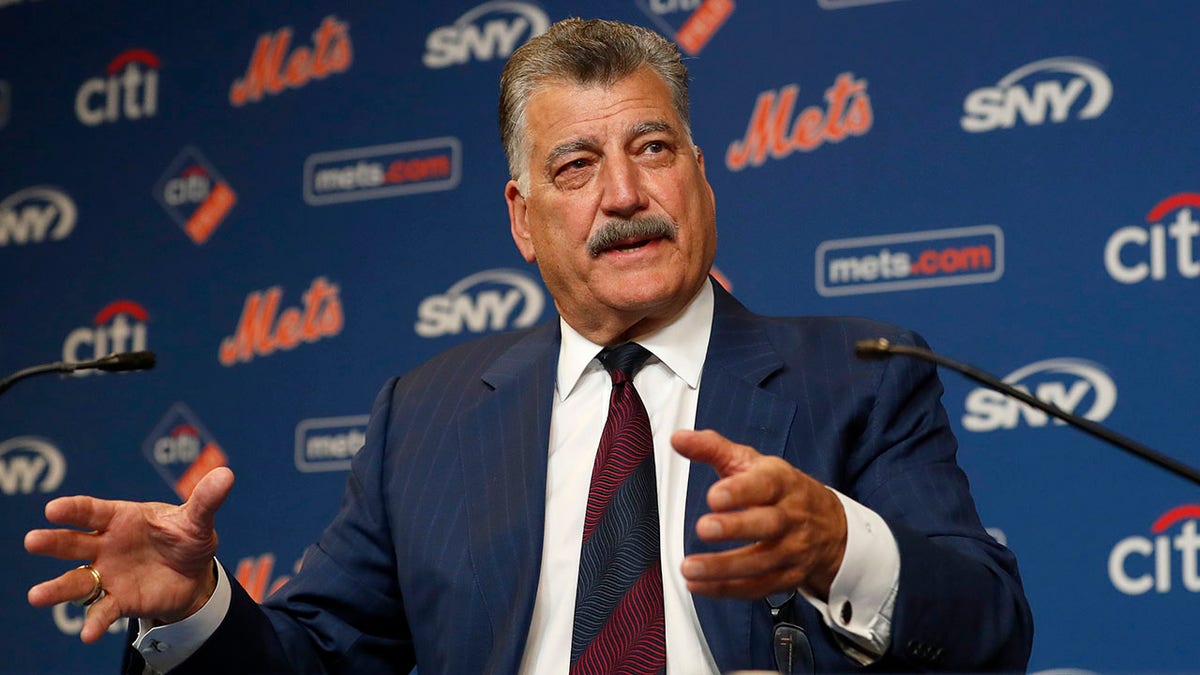 Keith Hernandez speaks at a press conference
