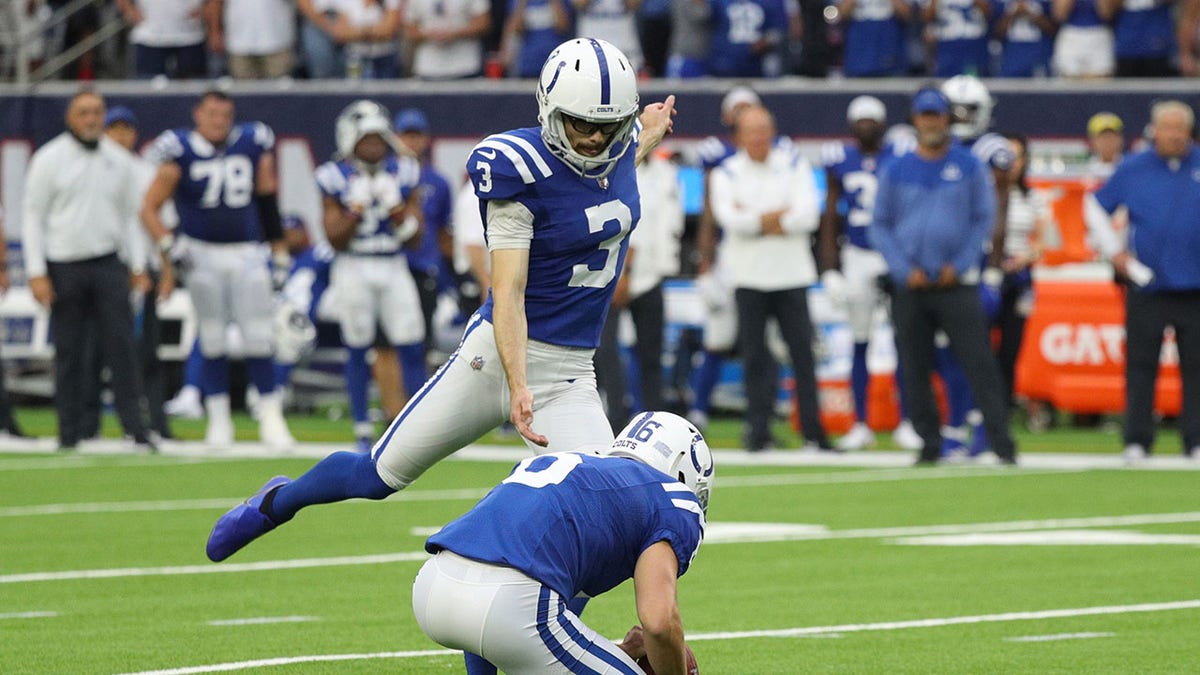 Rodrigo Blankenship misses a field goal attempt