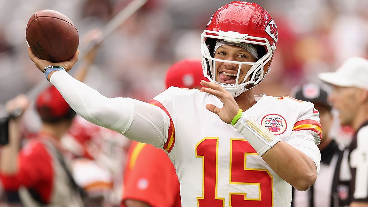 Chiefs Quarterback Patrick Mahomes warms up before Week 1