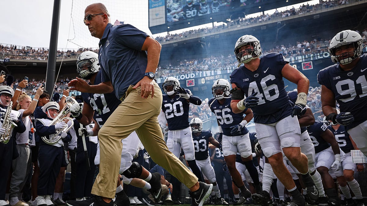 James Franklin and Penn State run onto the field 