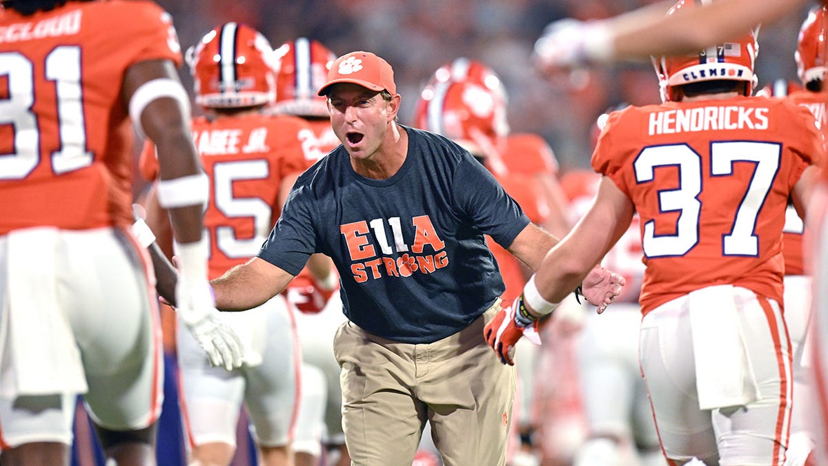 Dabo Swiney greets players