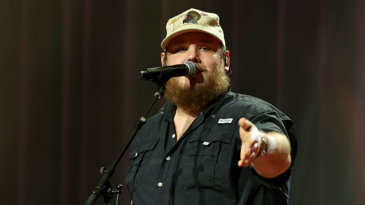 luke combs performing