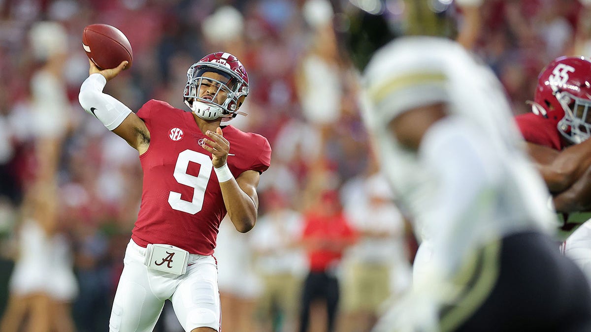 Bryce Young throws a pass against Vanderbilt