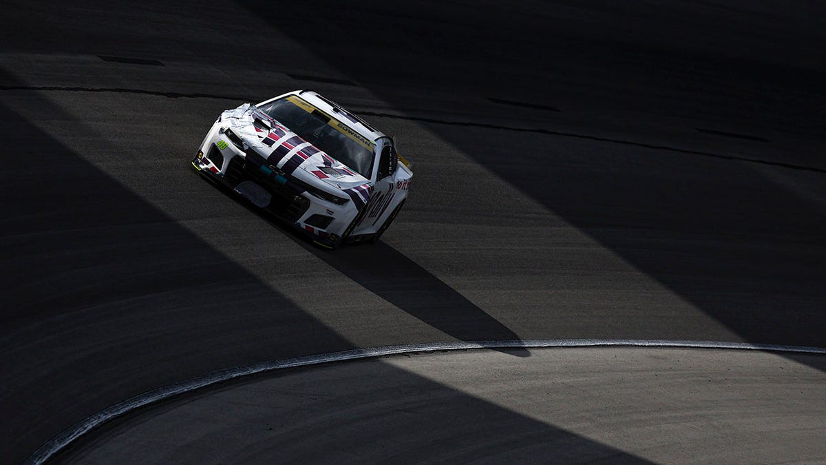 Alex Bowman races at Texas Motor Speedway