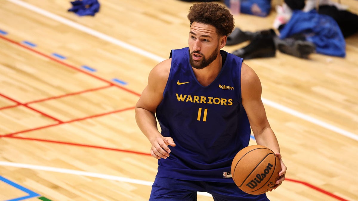 Klay Thompson warms up in Japan