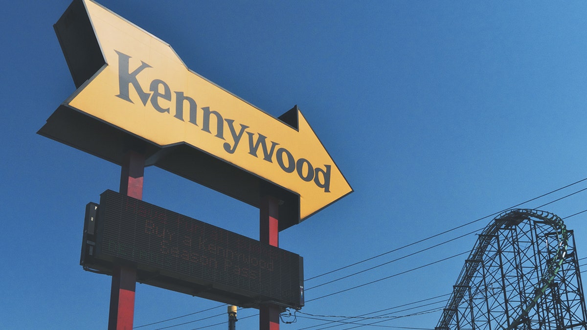A photo of a Kennywood sign