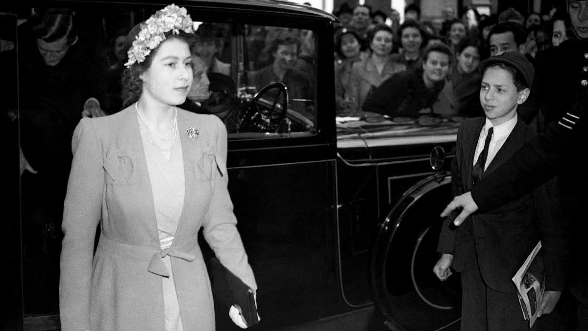 Young Queen Elizabeth II wears a fascinator to public event