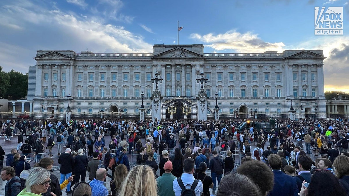 Crowd gathers outside Buckingham Palace as news broke that Queen Elizabeth II has died