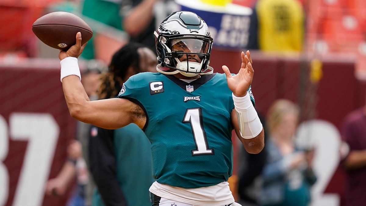Jalen Hurts makes a statement early as Eagles soar past Giants and