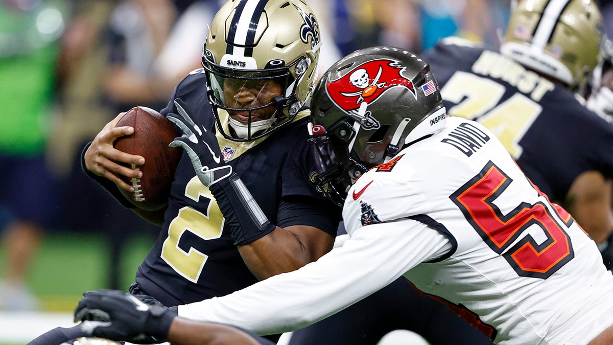 Jameis Winston tackled by Lavonte David