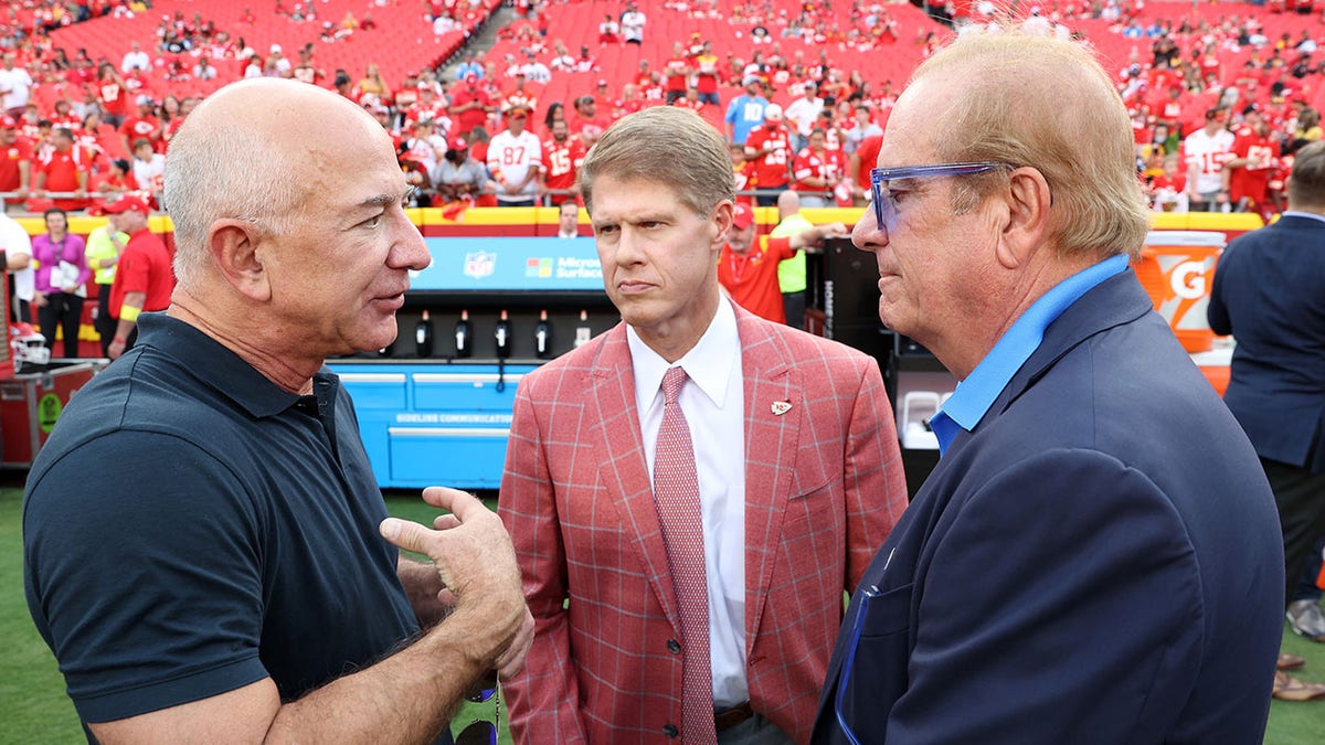 Jeff Bezos talks with Chiefs and Chargers owners