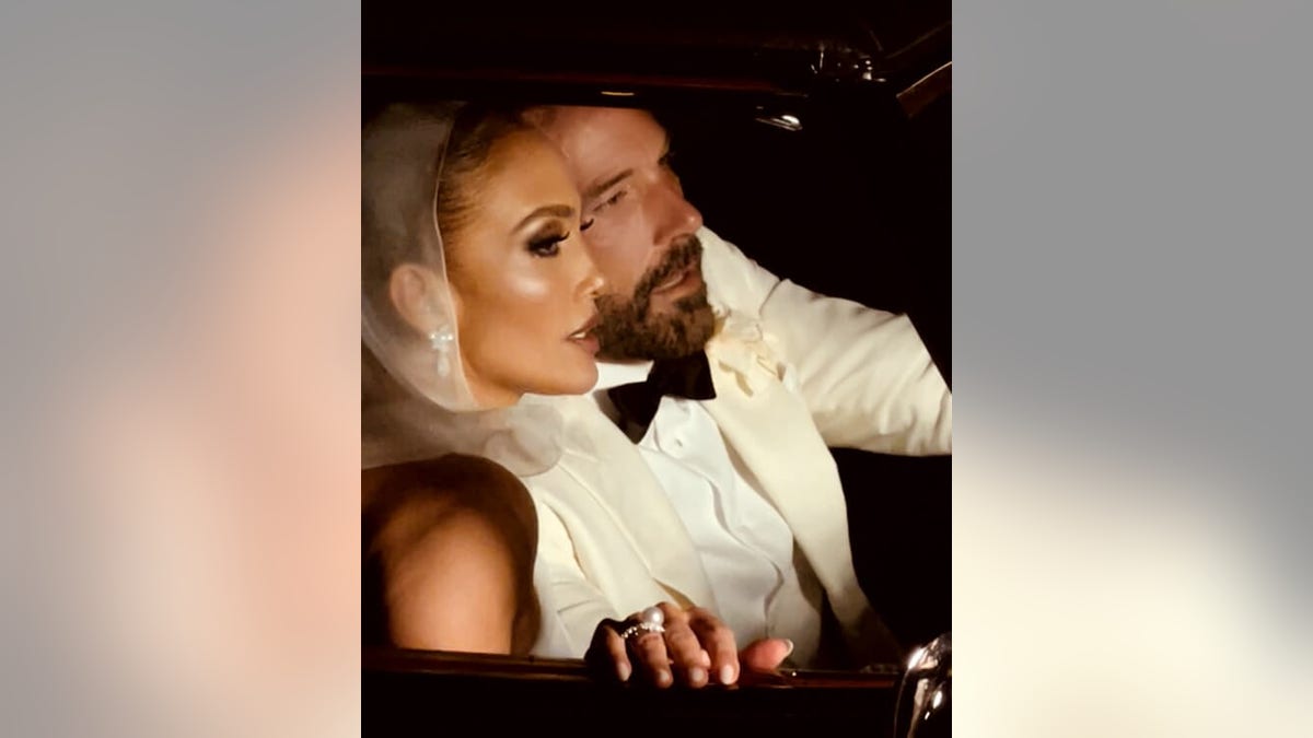 Jennifer Lopez and Ben Affleck in the back of a car