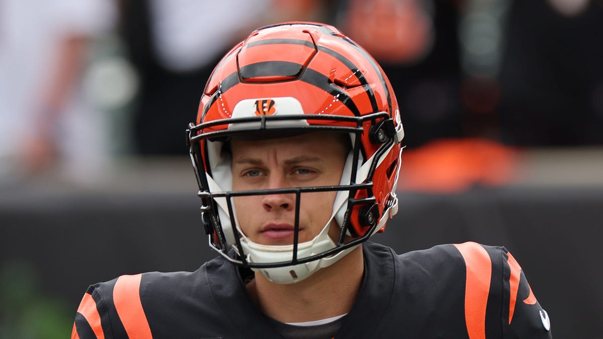 Joe Burrow jogs on field