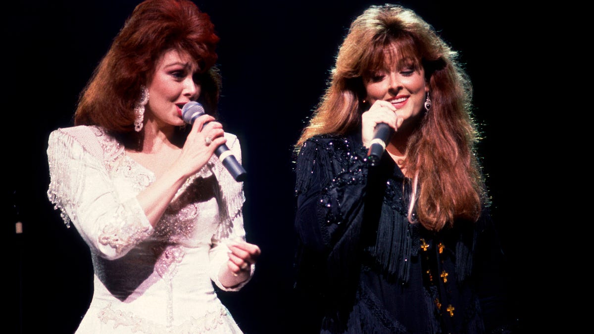 Naomi Judd and Wynonna Judd perform on stage in 1991