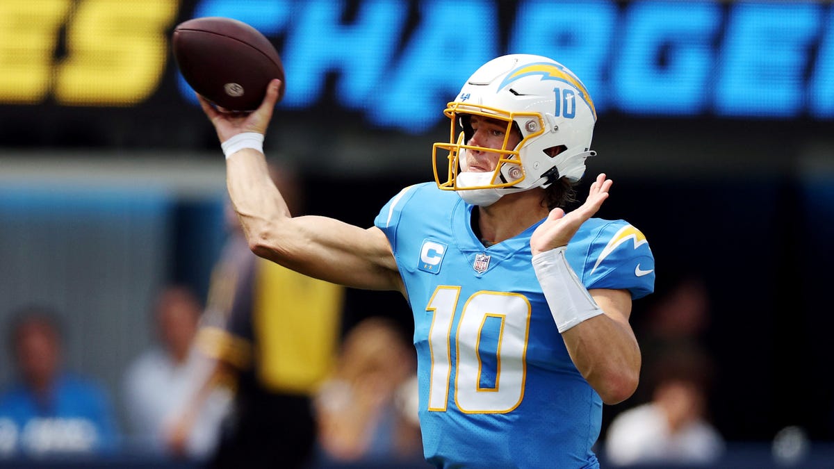 Herbert throws 3 TD passes, Chargers beat Raiders 24-19