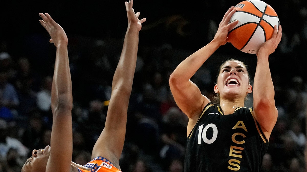 Kelsey Plum shoots over Nia Clouden