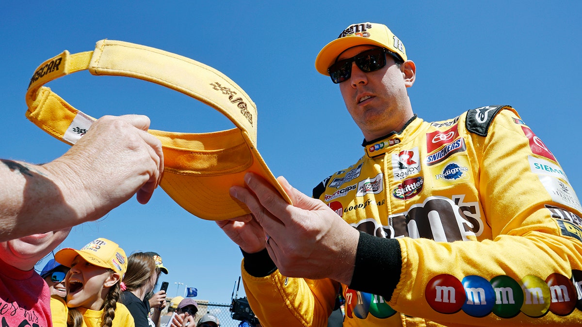 Kyle Busch signs autographs at Kansas