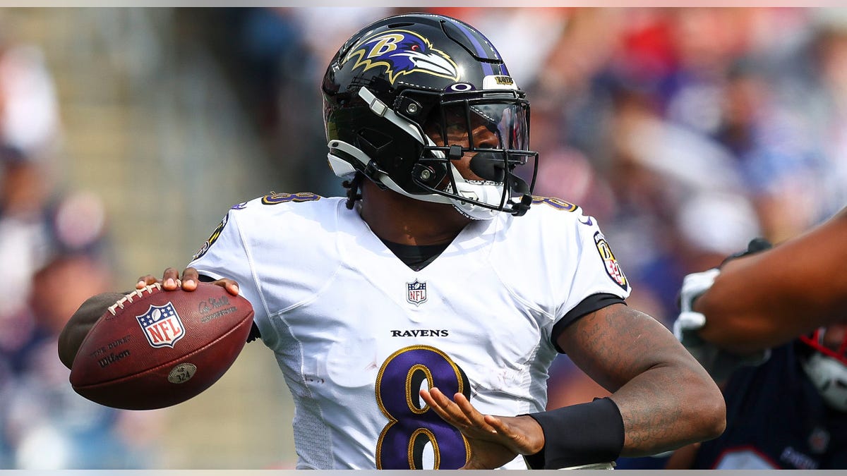 Lamar Jackson close-up passing